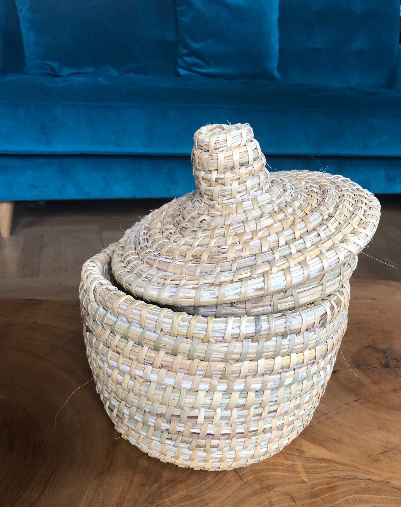 Round wicker basket with lid
