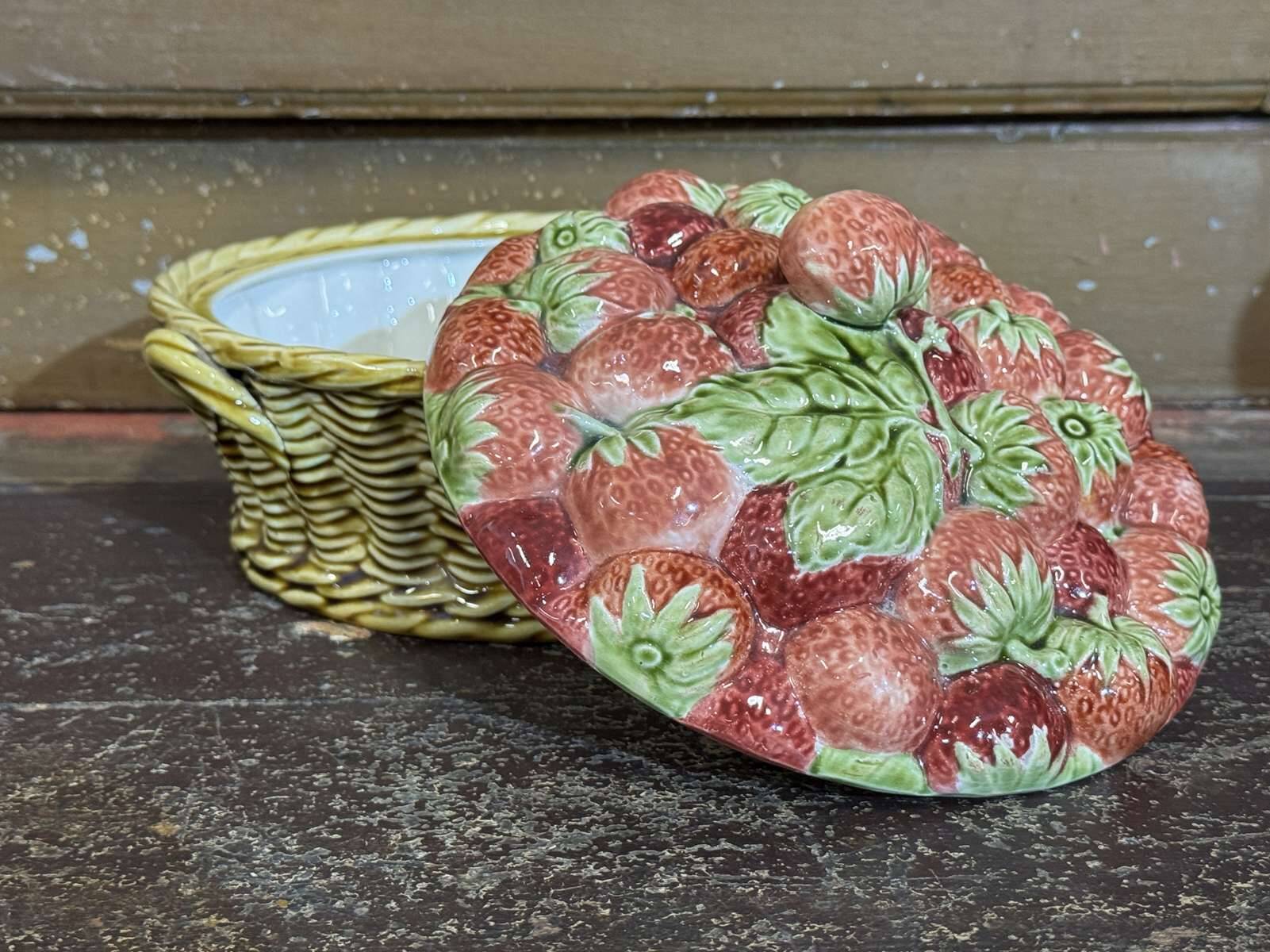 Strawberry basket in Sarreguemines slipware from the 1930s.