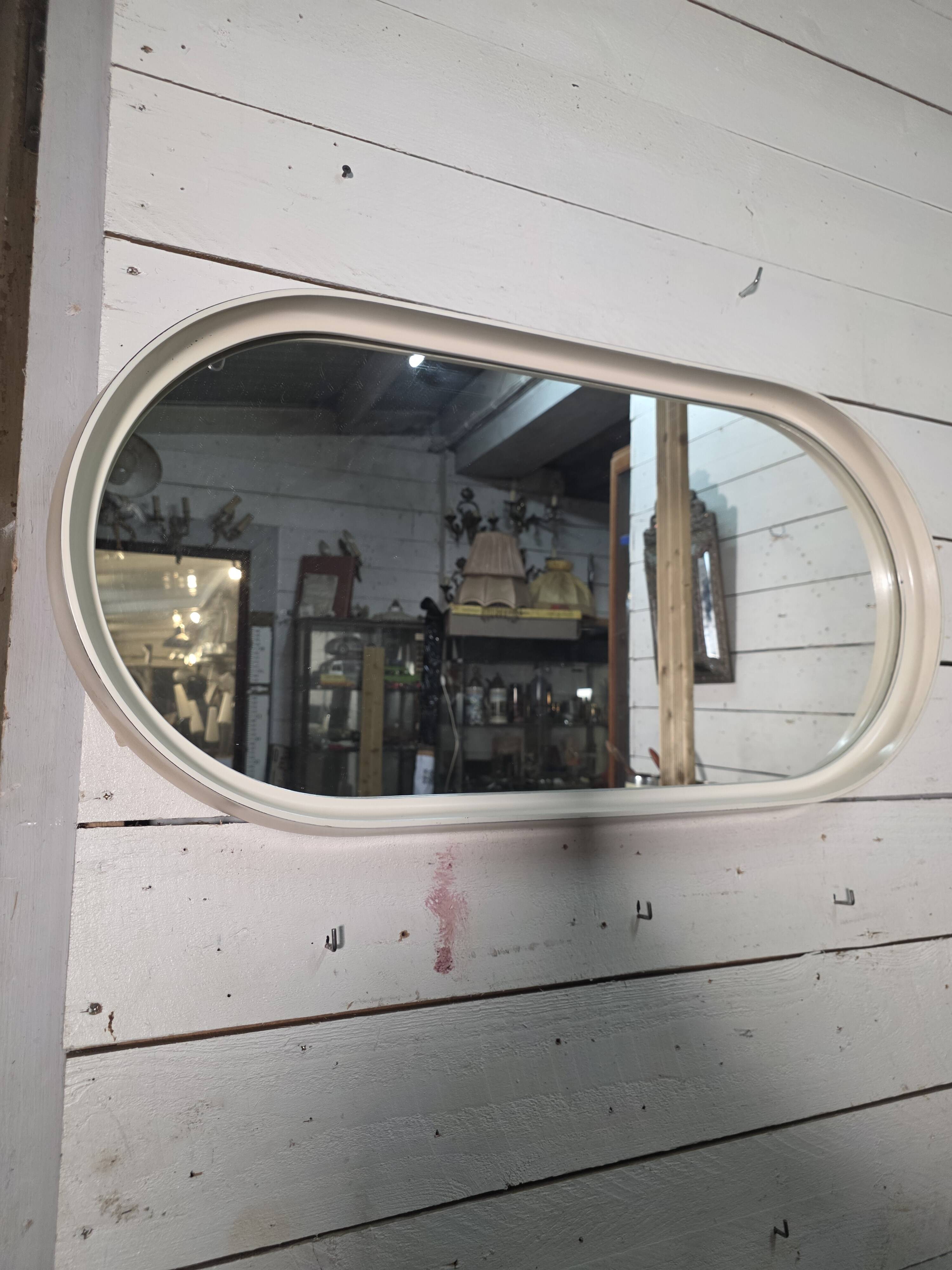 Oval mirror in white lacquer from the 1970s.