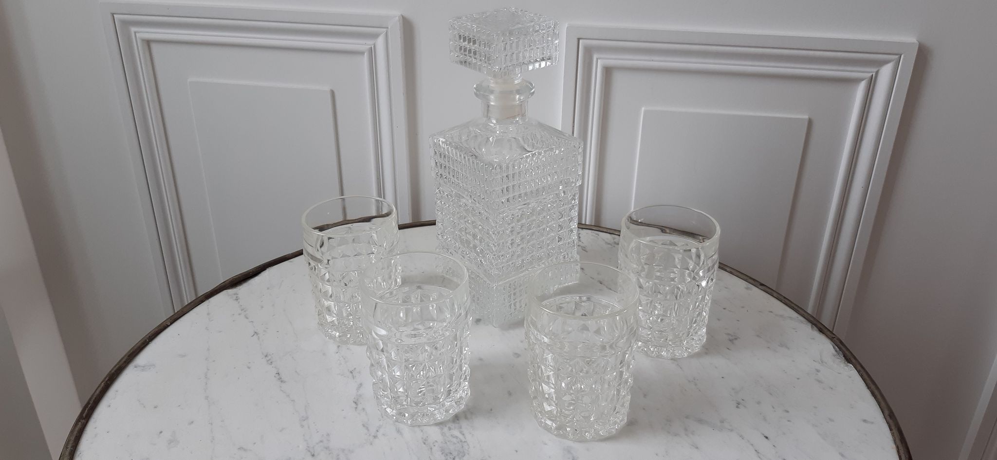 Set of whisky decanter and its 4 assorted glasses 70s