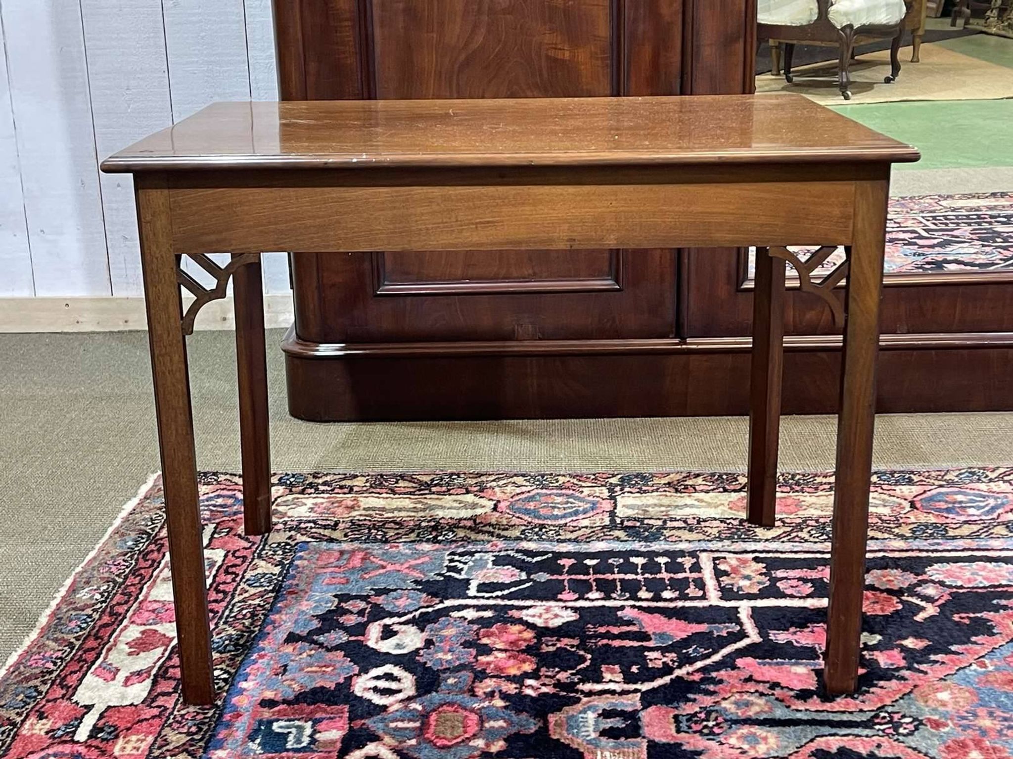 Table basse anglaise en acajou des années 1930