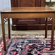 Table basse anglaise en acajou des années 1930