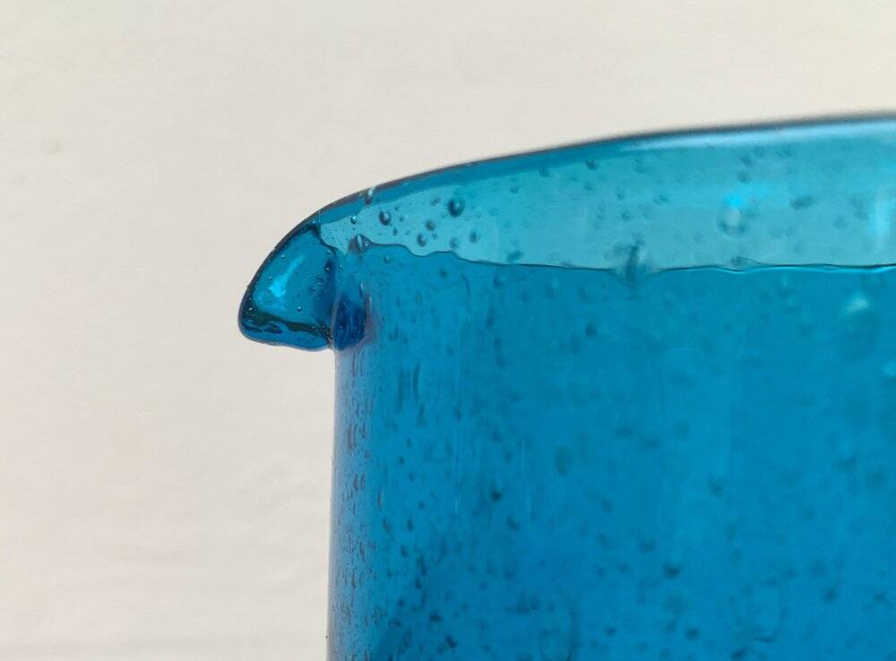 Broc en verre bleu fait main du milieu du siècle, années 1960