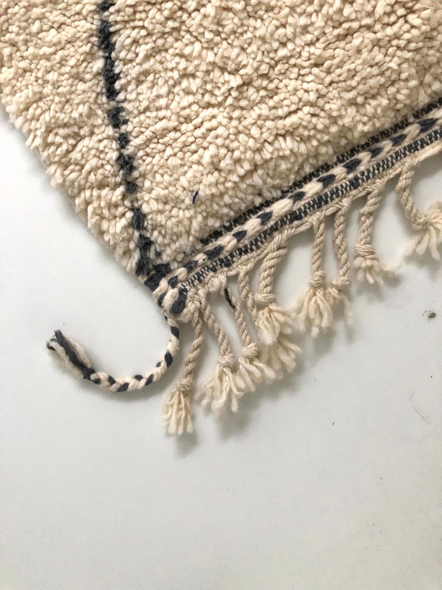 Moroccan Berber carpet Beni Ouarain with dark grey diamonds 2.6x1.53m