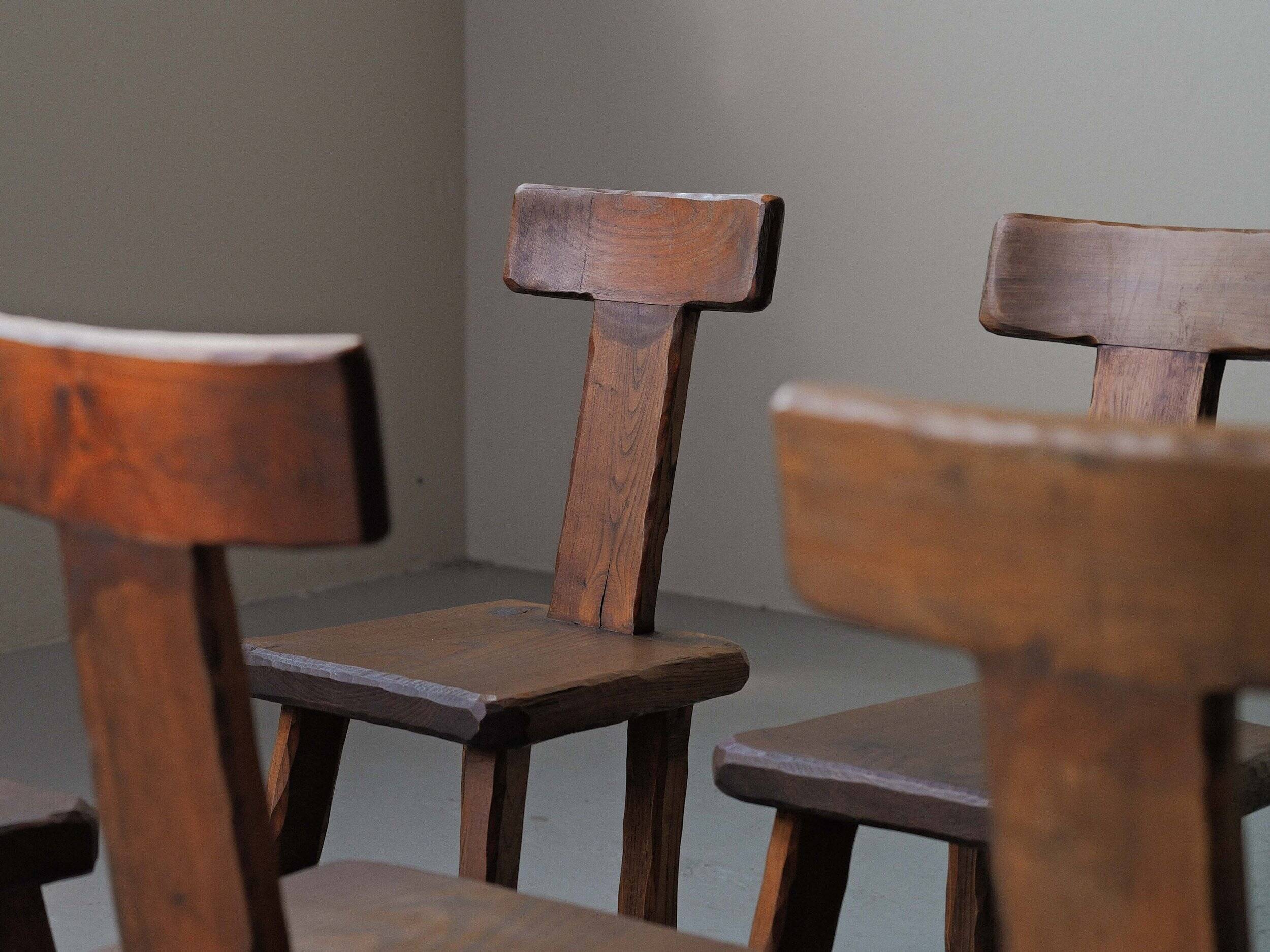 Suite de 6 chaises brutalistes en châtaignier, France, vers 1970