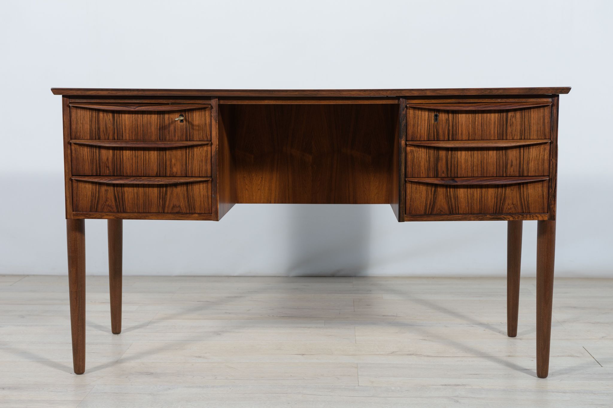 Bureau en palissandre, années 1960