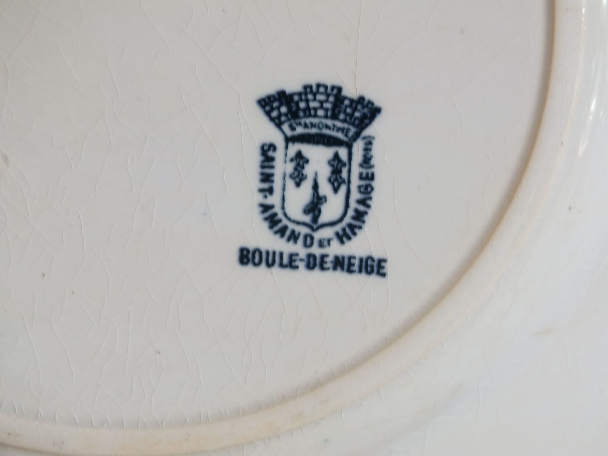 7 flat plates in Terre de Fer St Amand model Boule de Neige