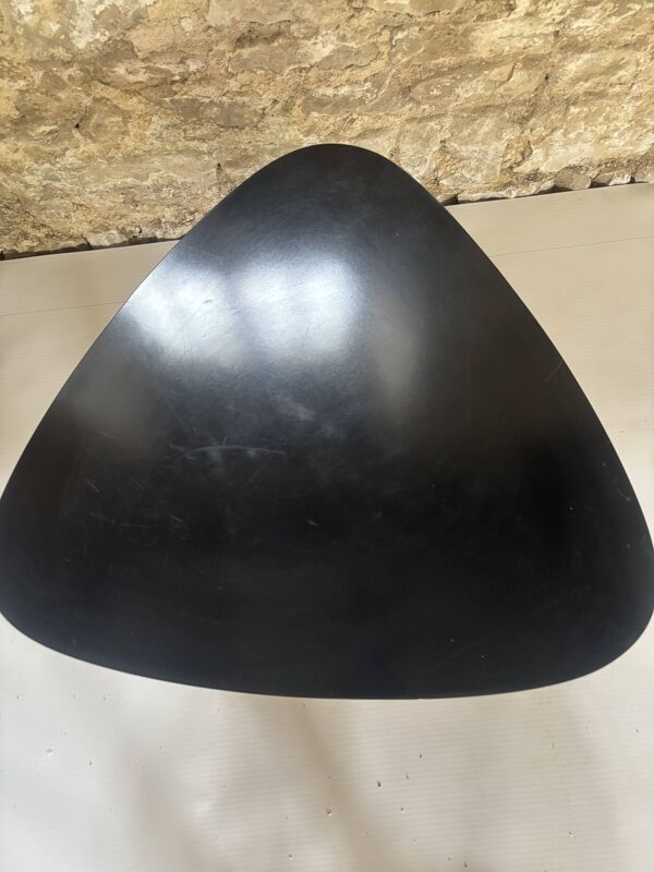 Table basse vintage – Forme libre & piètement triode