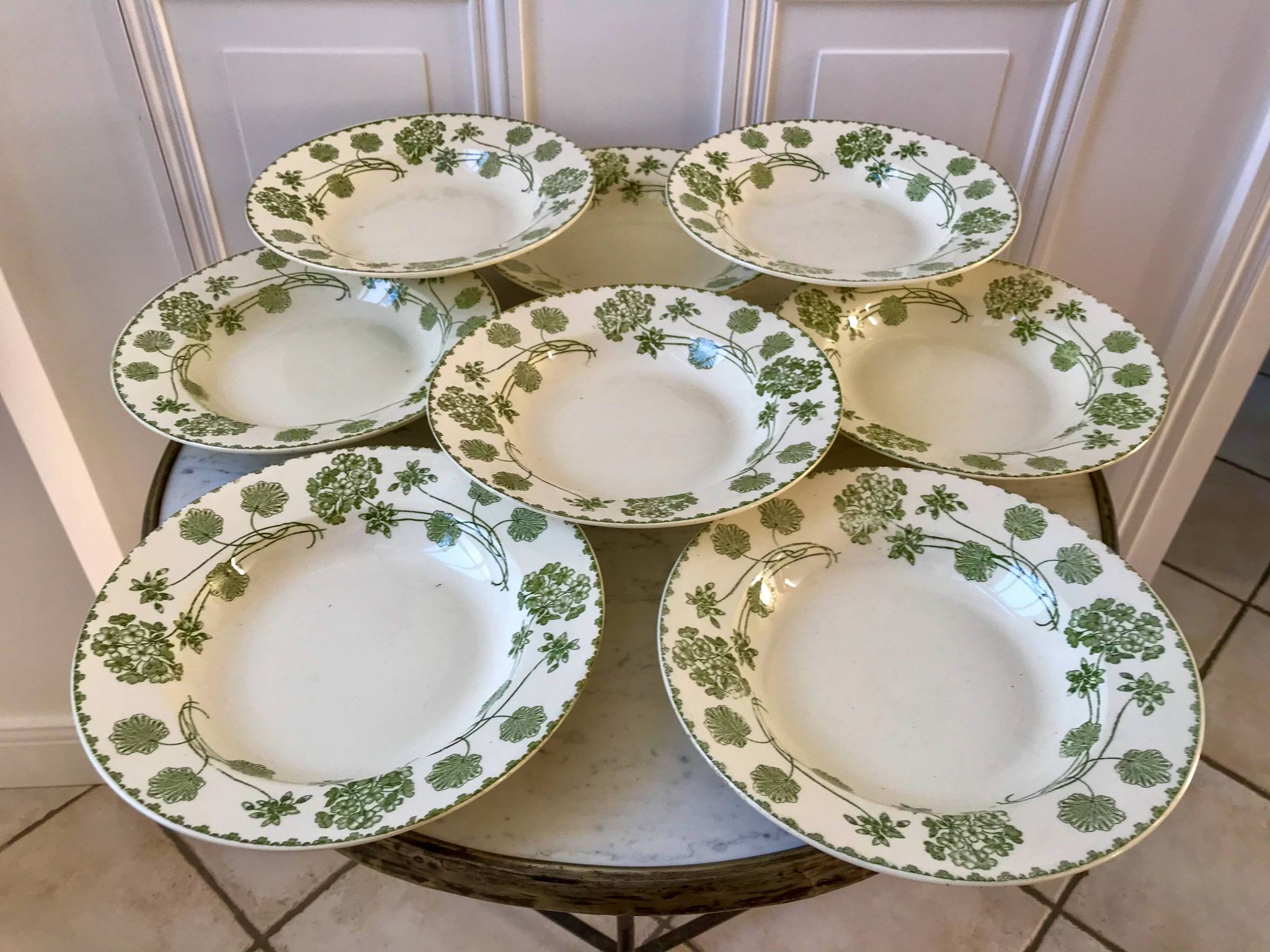 set of 8 hollow plates in Digoin Sarreguemines Iron Earth model "Geranium" green late 19th century