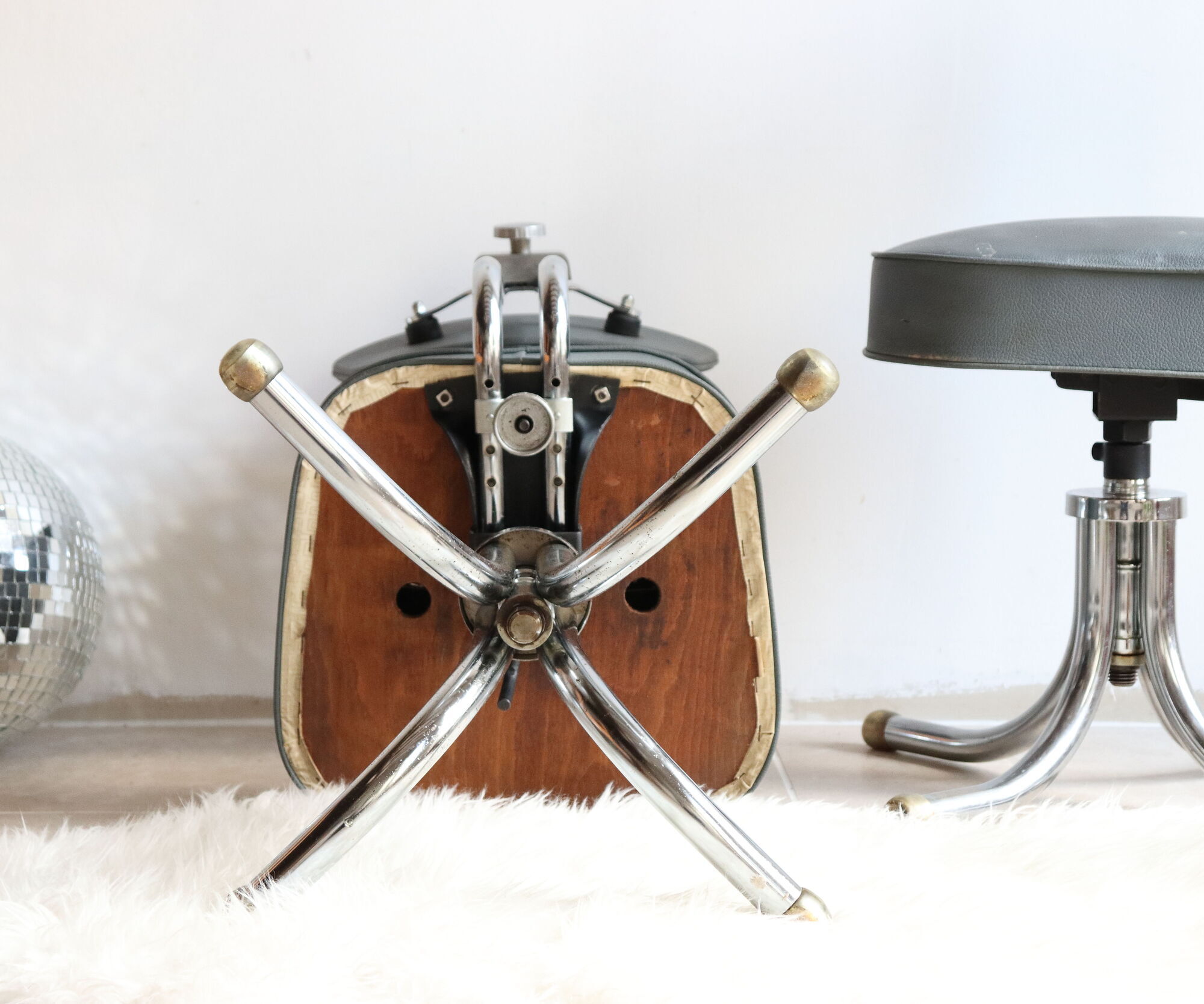 Pair of workshop chairs from the 50s in chrome steel and imitation leather
