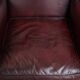 Ensemble de 2 fauteuils à oreilles en cuir de vachette + pouf de style anglais