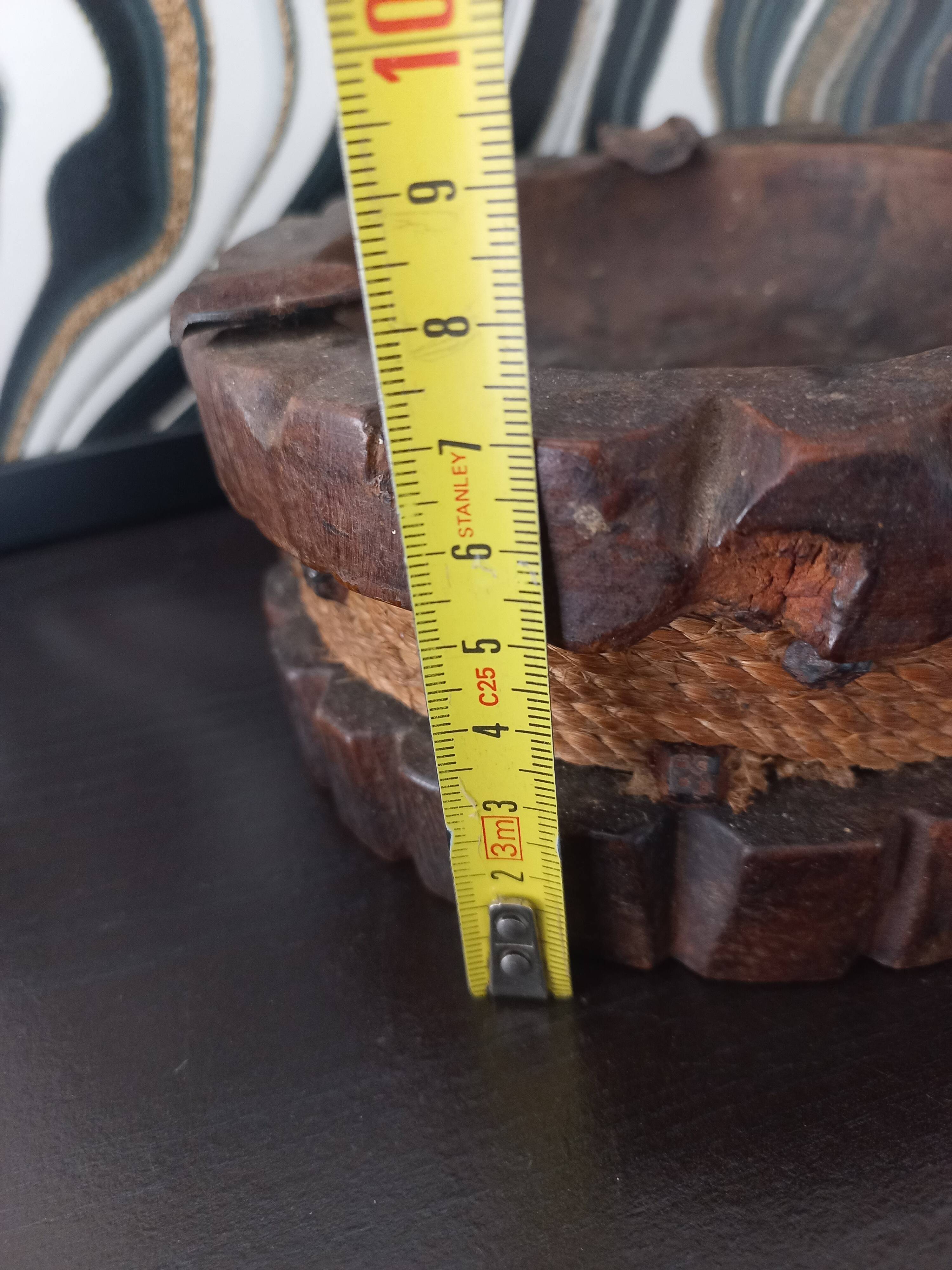 Cendrier rustique ancien en bois sculpté