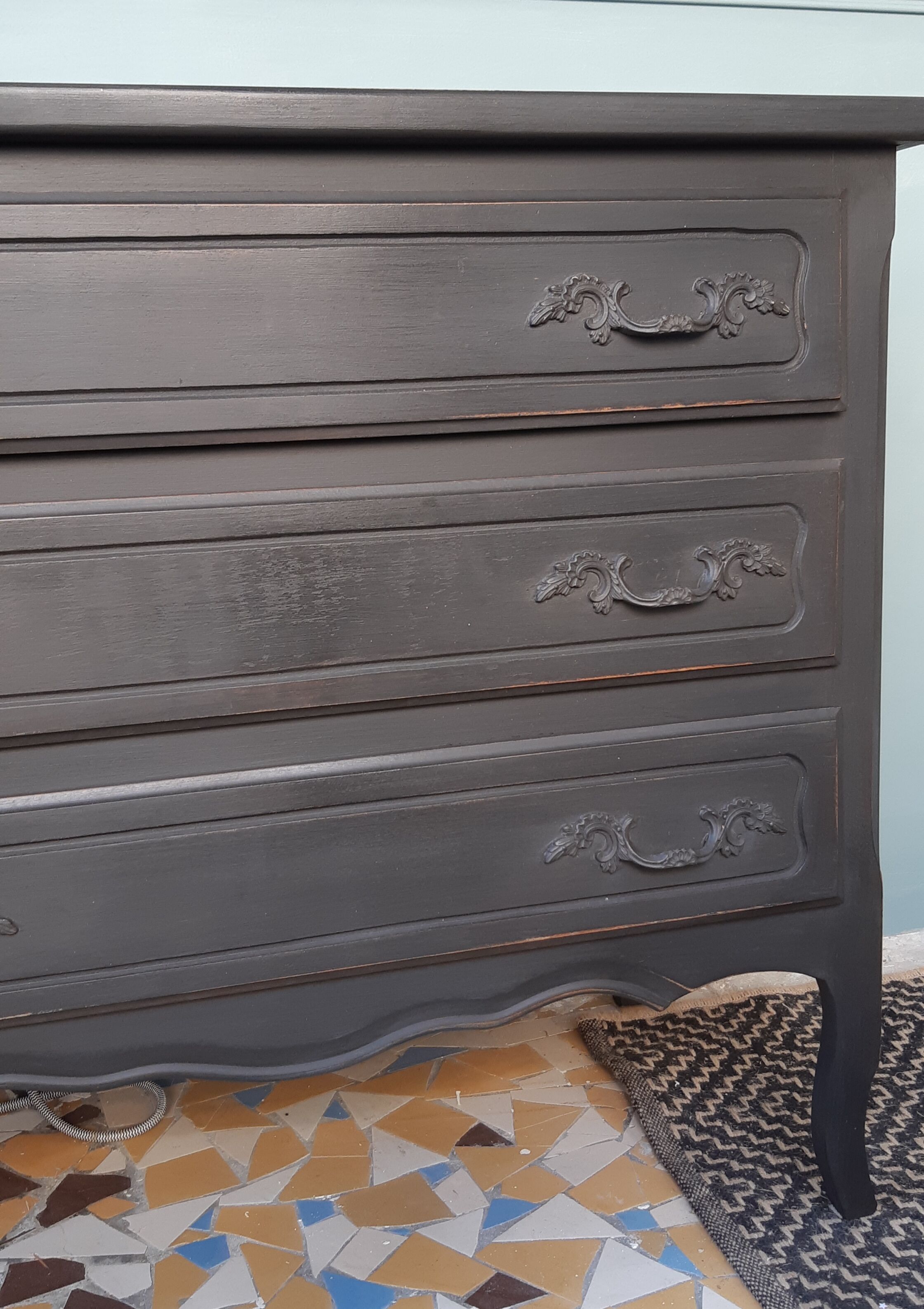 Dresser patinated in black