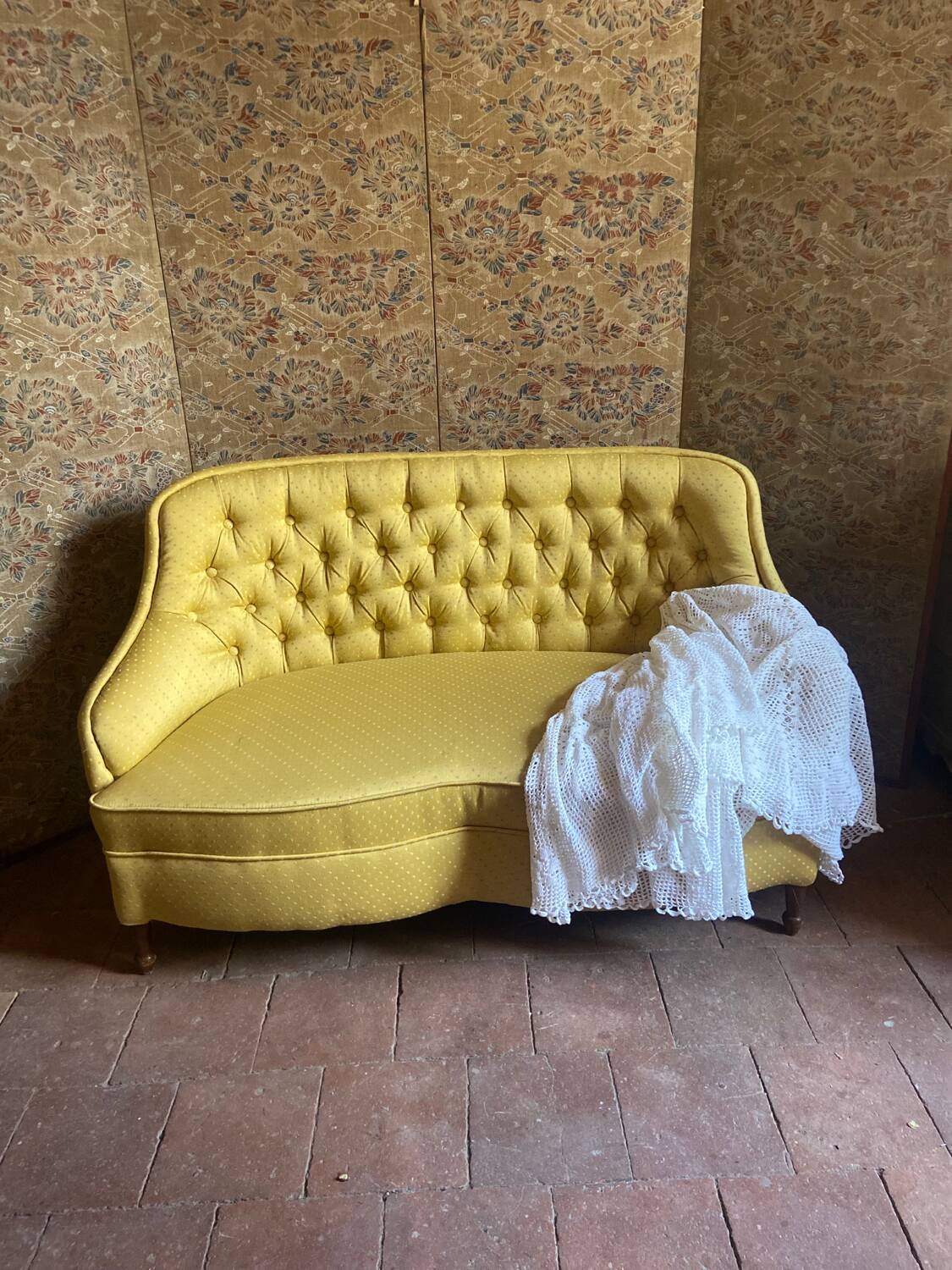 Small padded toad bench