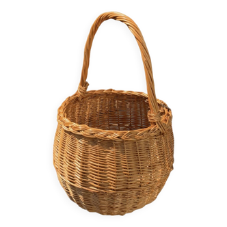 Round vintage woven wicker basket