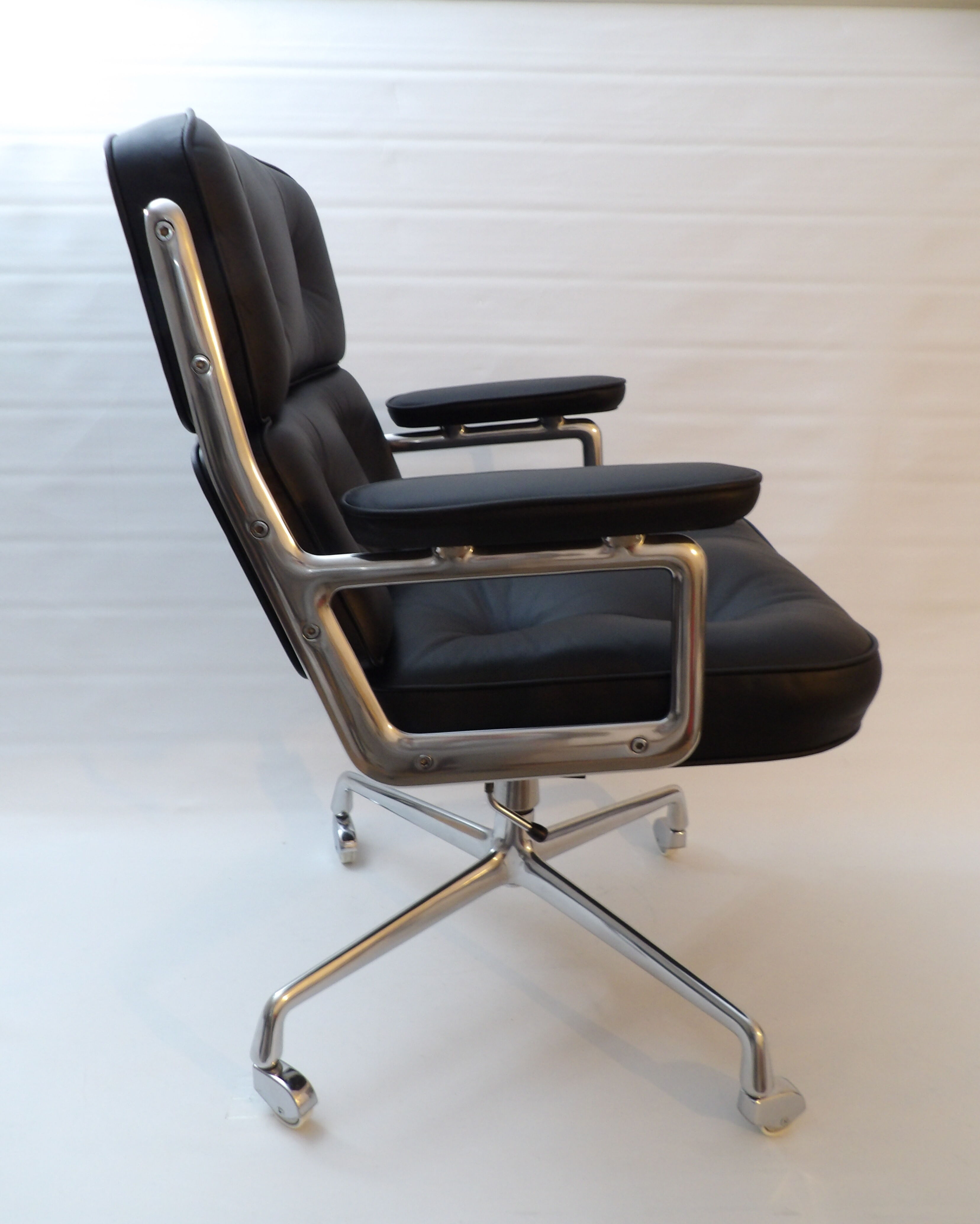 Charles Eames "Time Life" office chair edited by Herman Miller