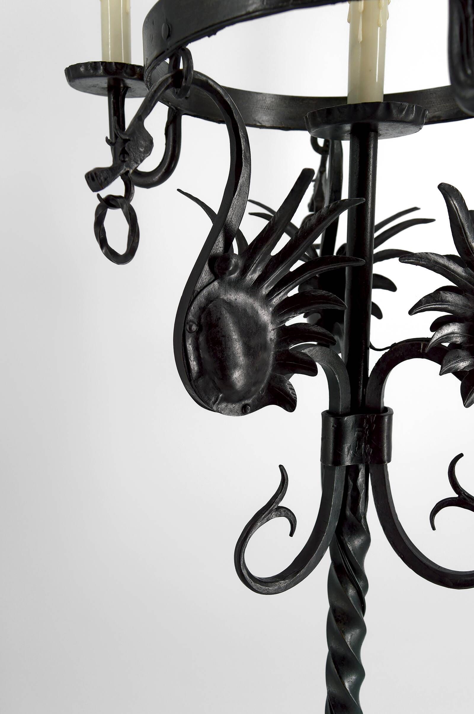 Important lampadaire en fer forgé à décor de dragons, Italie, vers 1900