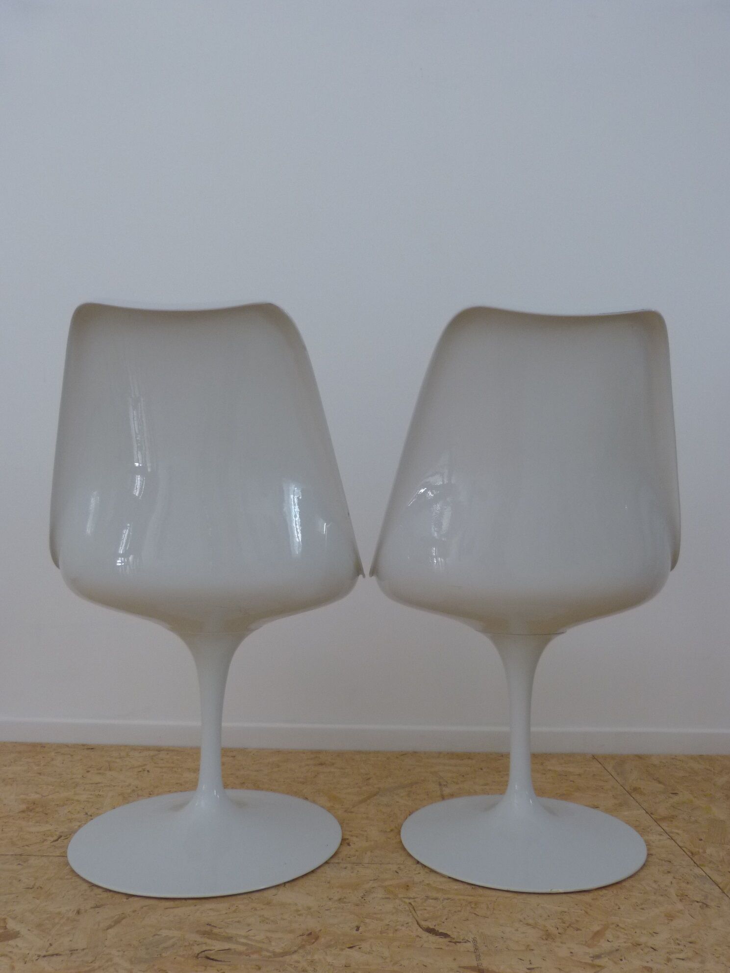 2 Tulip chairs by Eero Saarinen for Knoll International