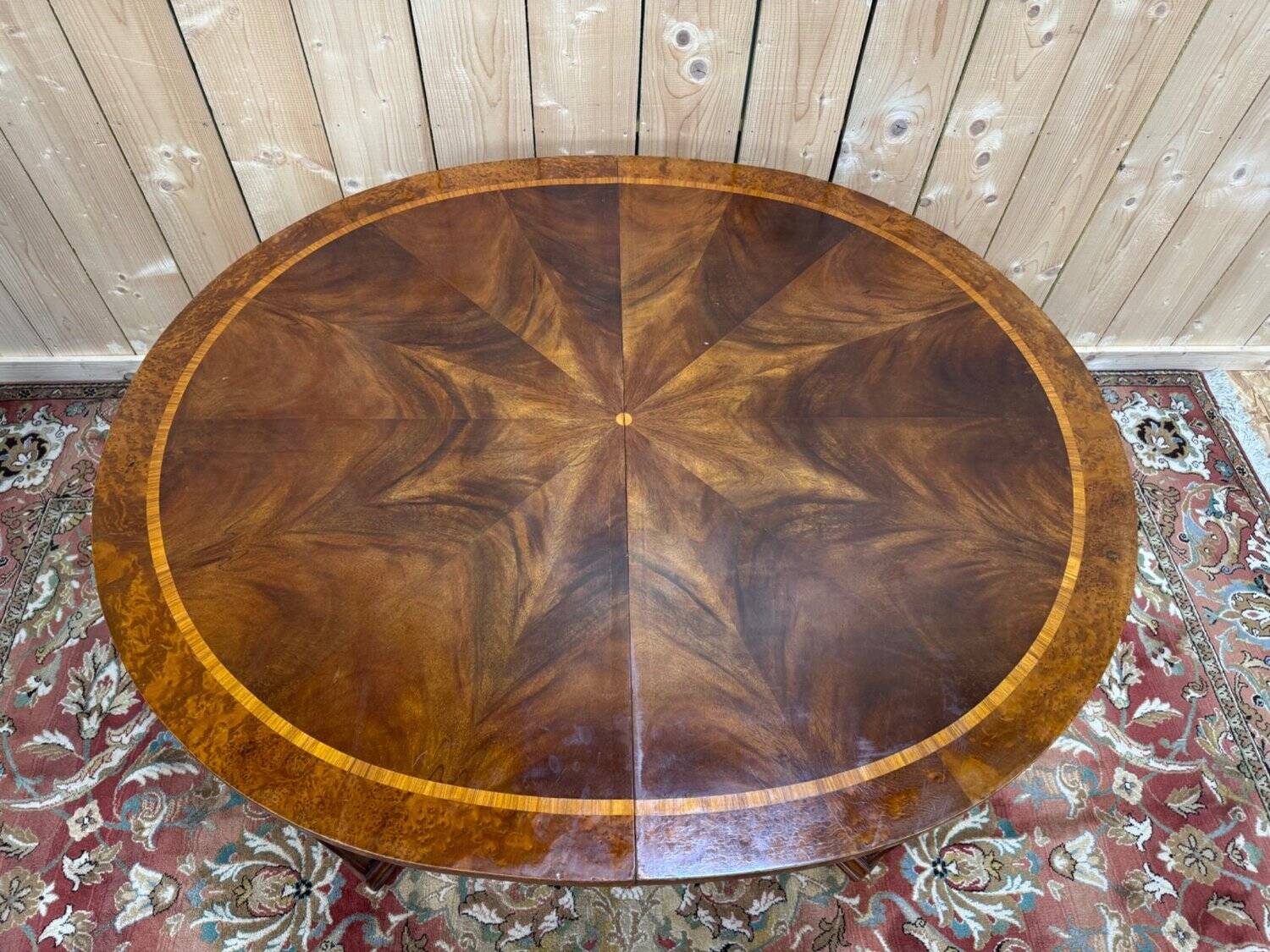 Extendable oval table in Louis XVI style – Walnut and Burl Marquetry