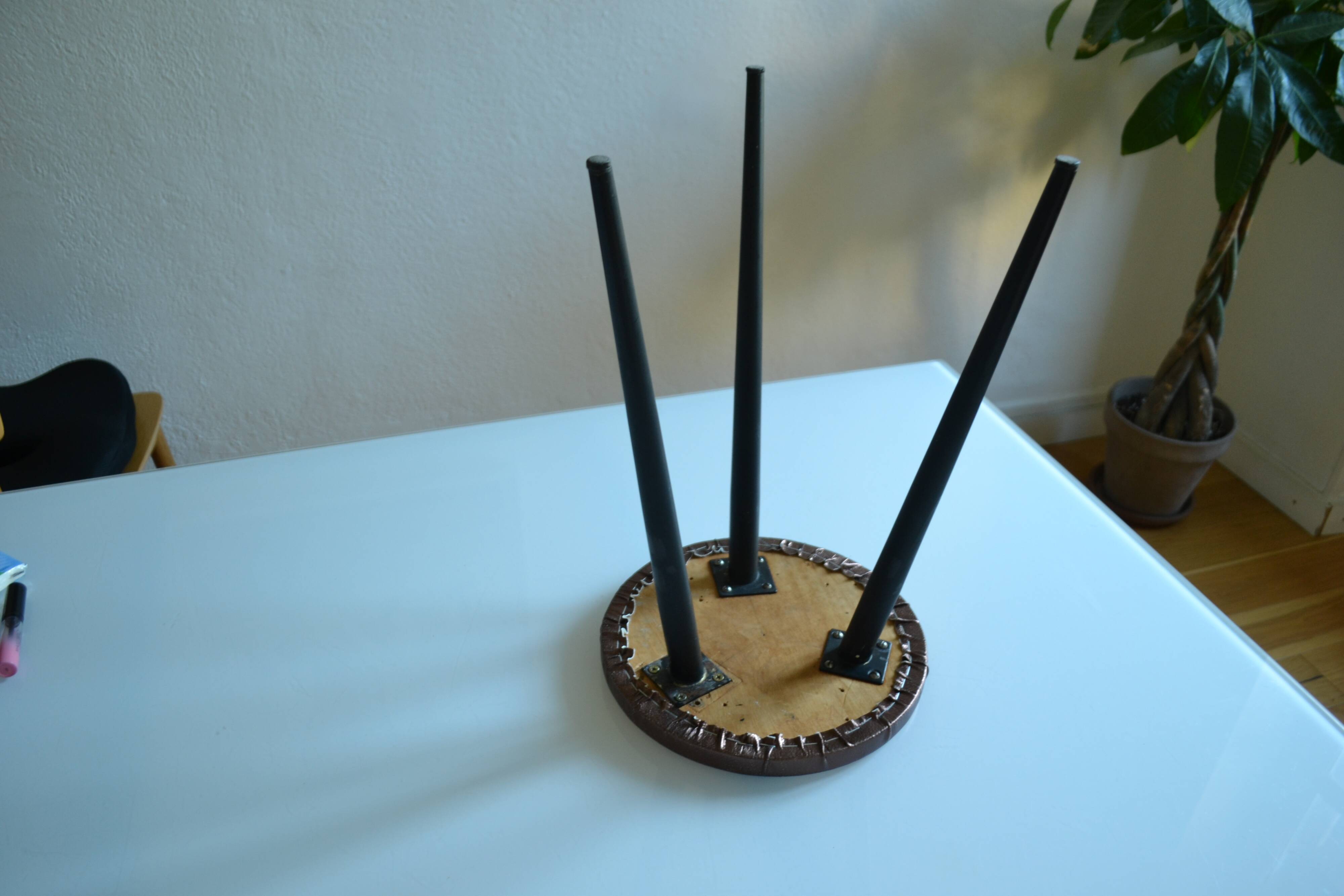 Table d'appoint, bout de canapé, petit guéridon tripode 1950