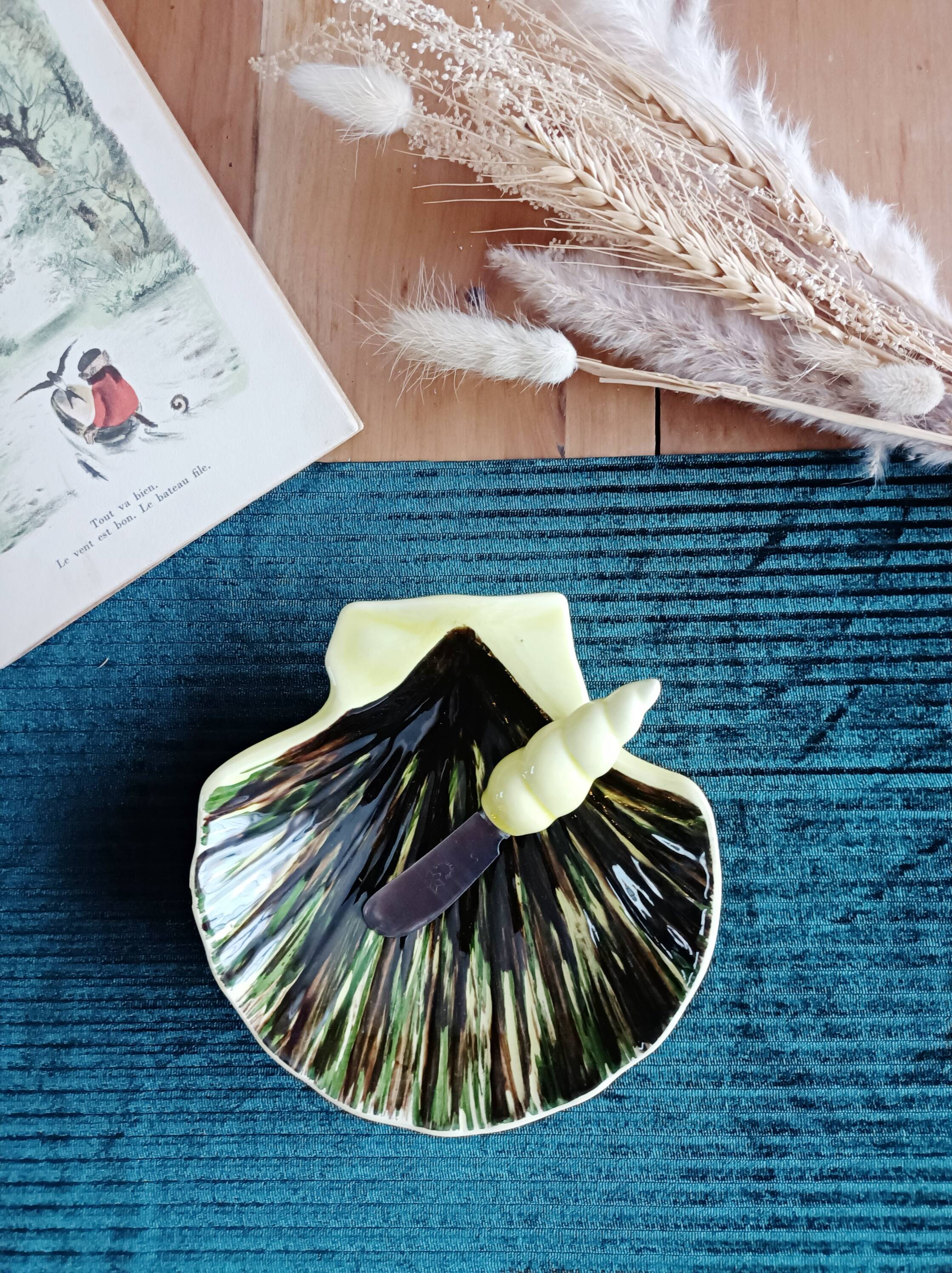 St-Clement shell-shaped butter dish and knife