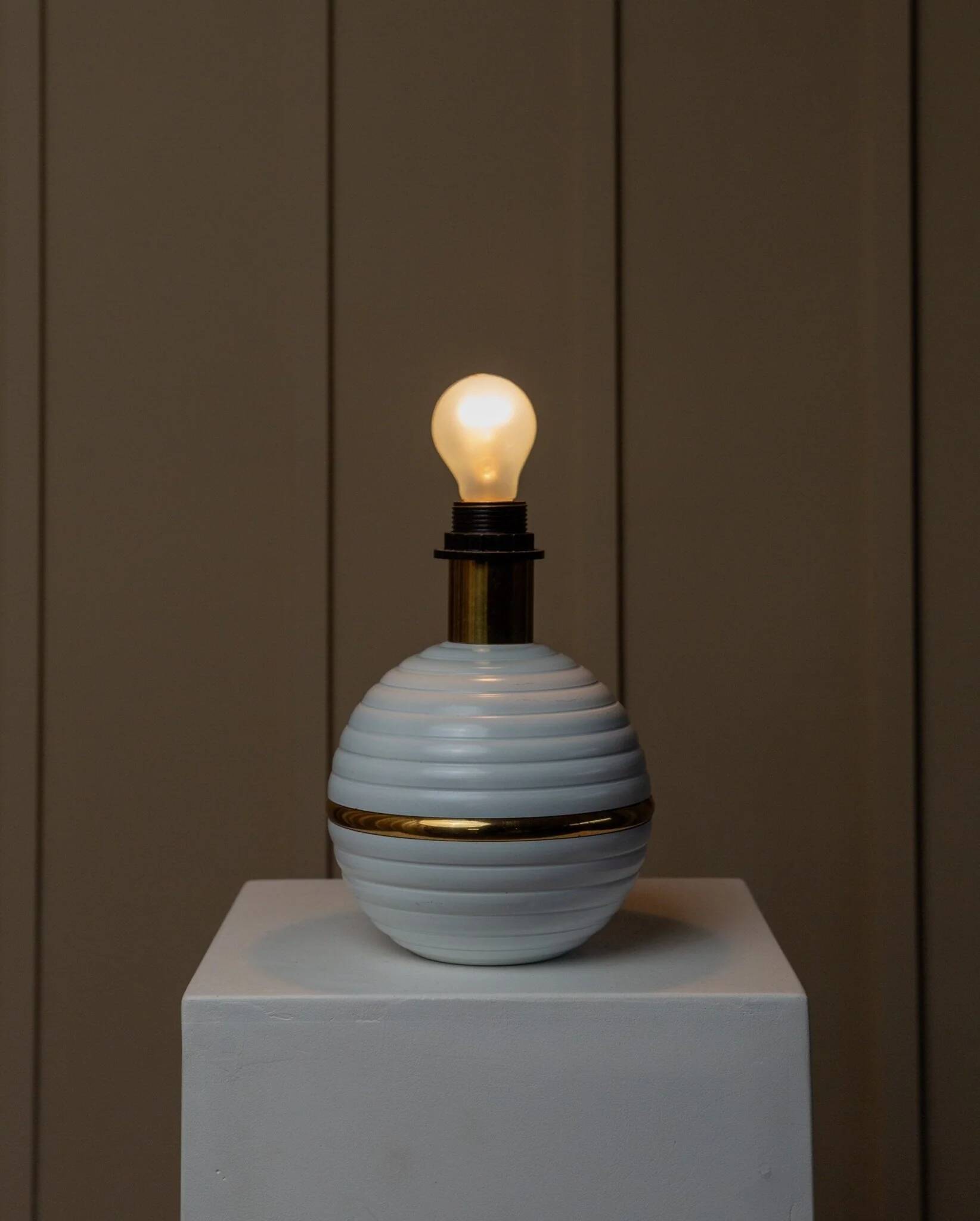 White Ceramic Table Lamp with Gold Band, Italy 1980s – Hollywood Regency Vintage