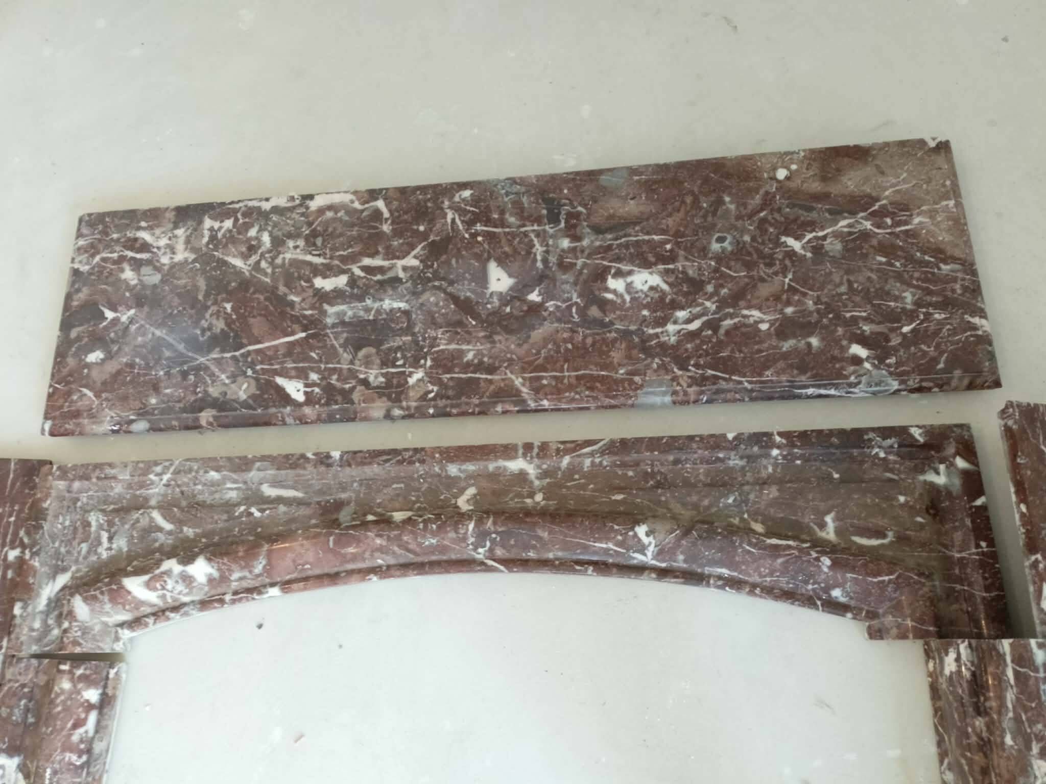 Ancienne cheminée en marbre rouge veiné – XIXᵉ siècle