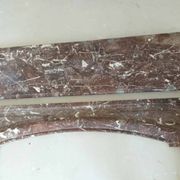 Ancienne cheminée en marbre rouge veiné – XIXᵉ siècle