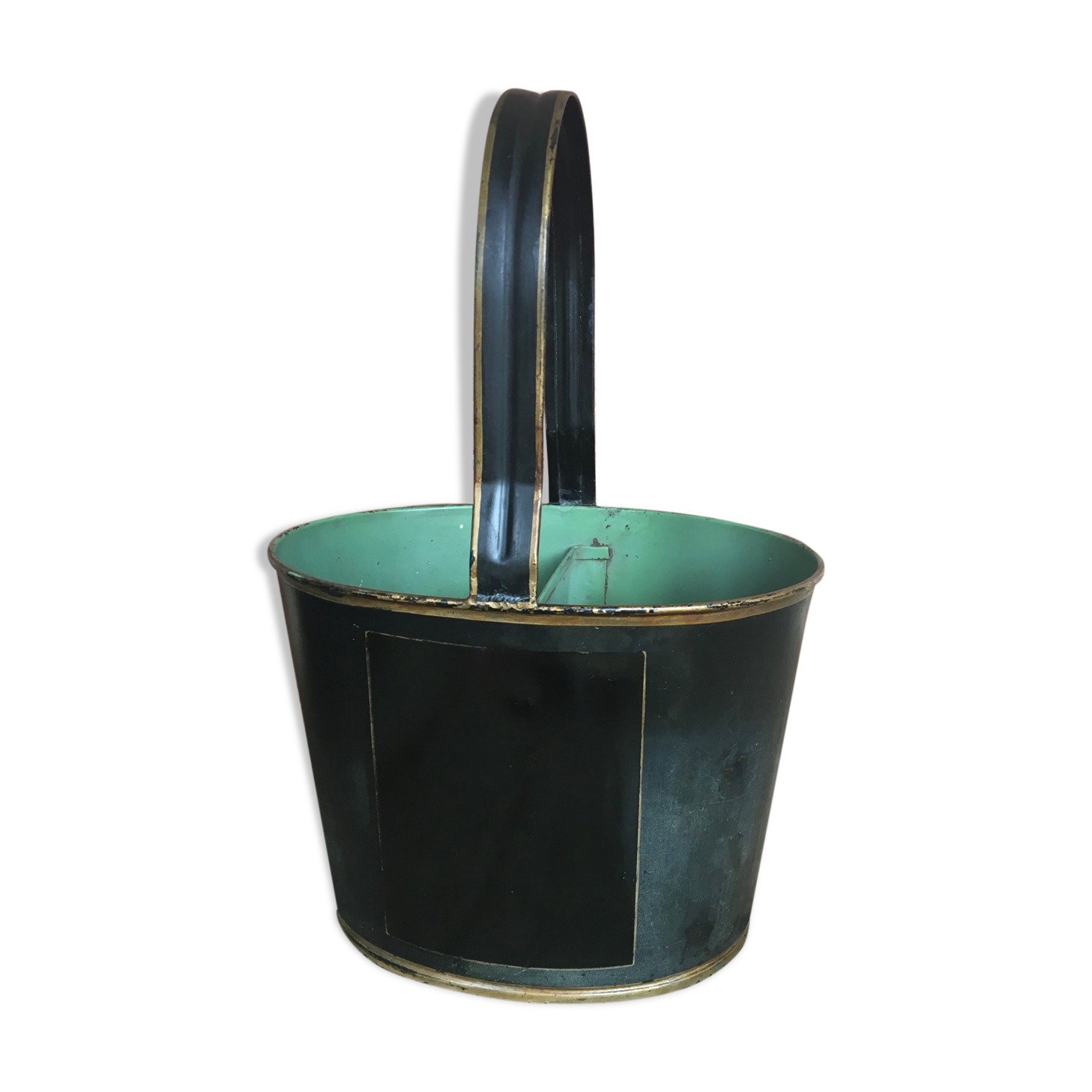 Painted sheet metal compartment basket