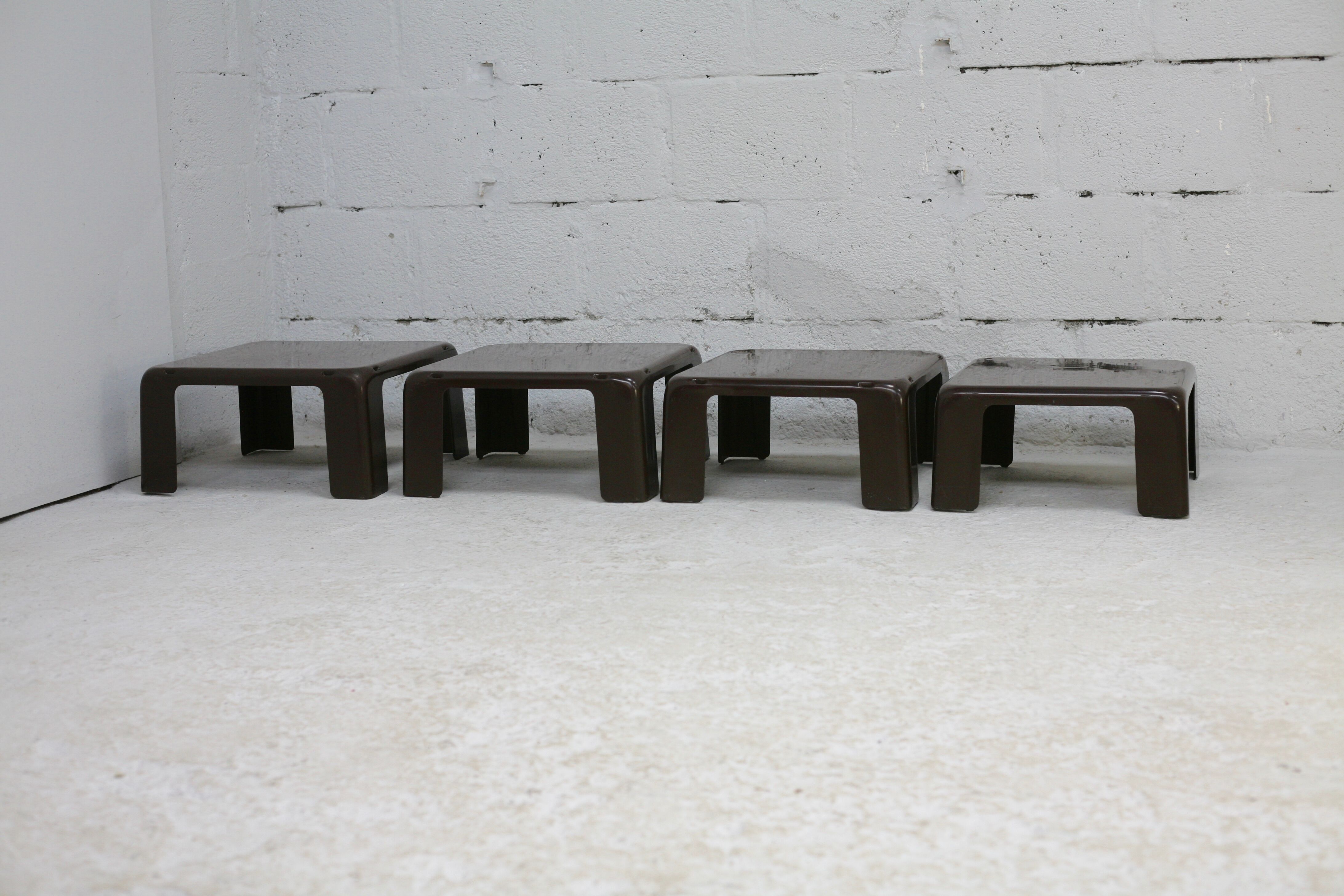 Suite de 4 tables basses gigognes "Gatti", Mario Bellini éditée par C&B Italia, circa 1970.