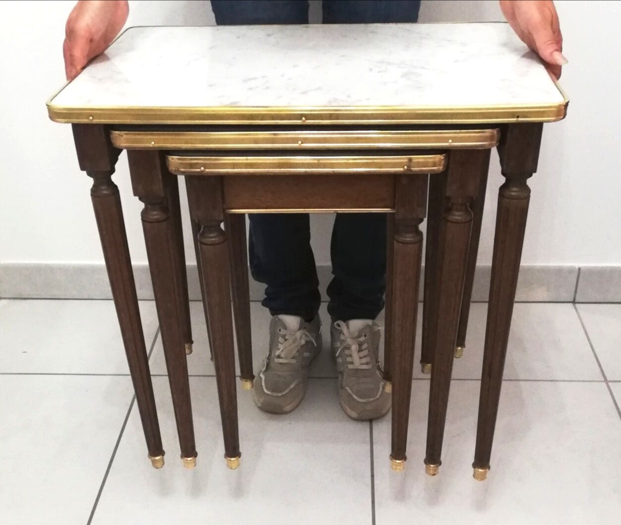 Pull-out tables on marble
