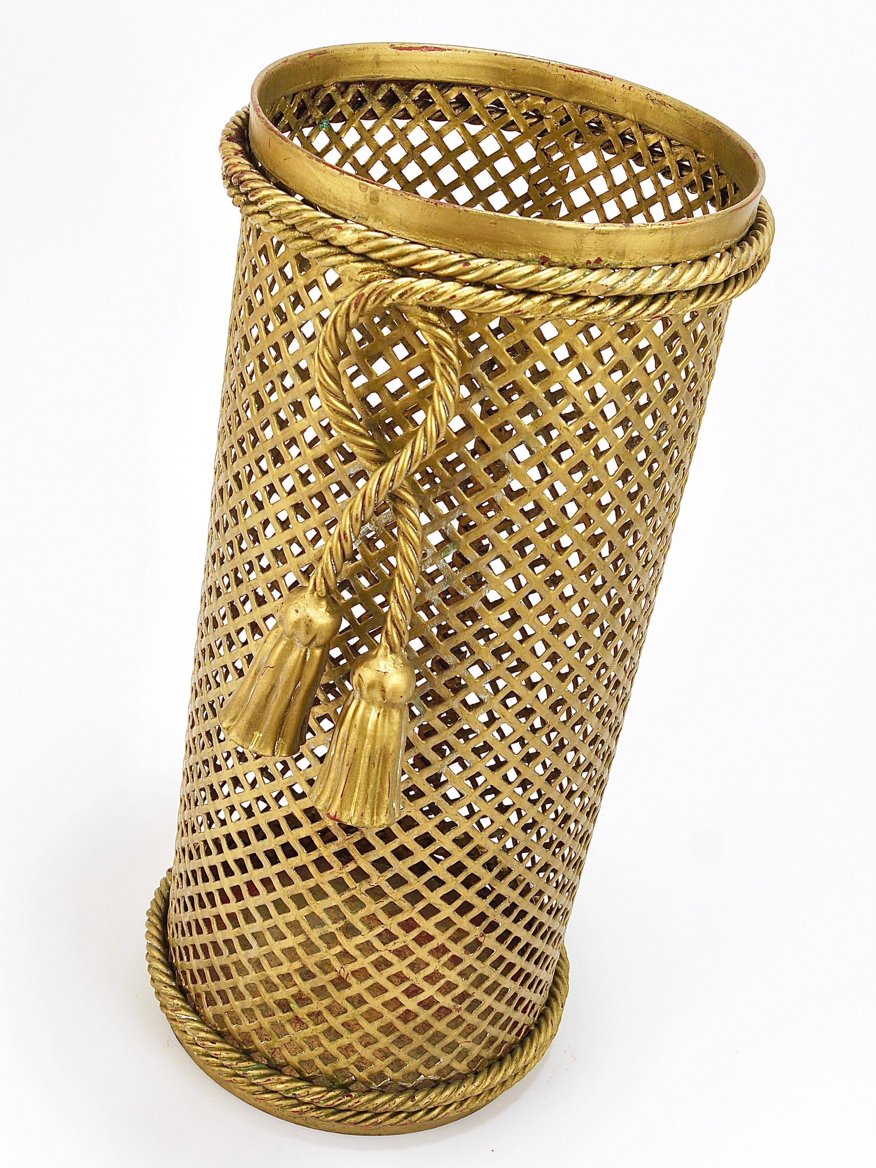 Hollywood Regency umbrella stand in gold metal with cord and tassels, Li Puma Firenze, 1950.
