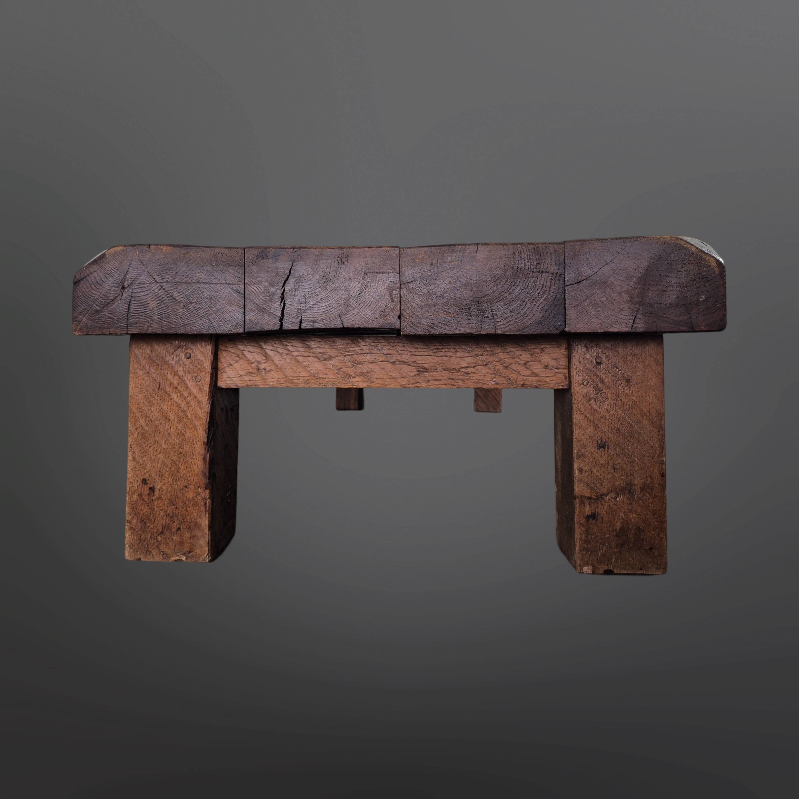 Table basse brutaliste en chêne, France années 1950