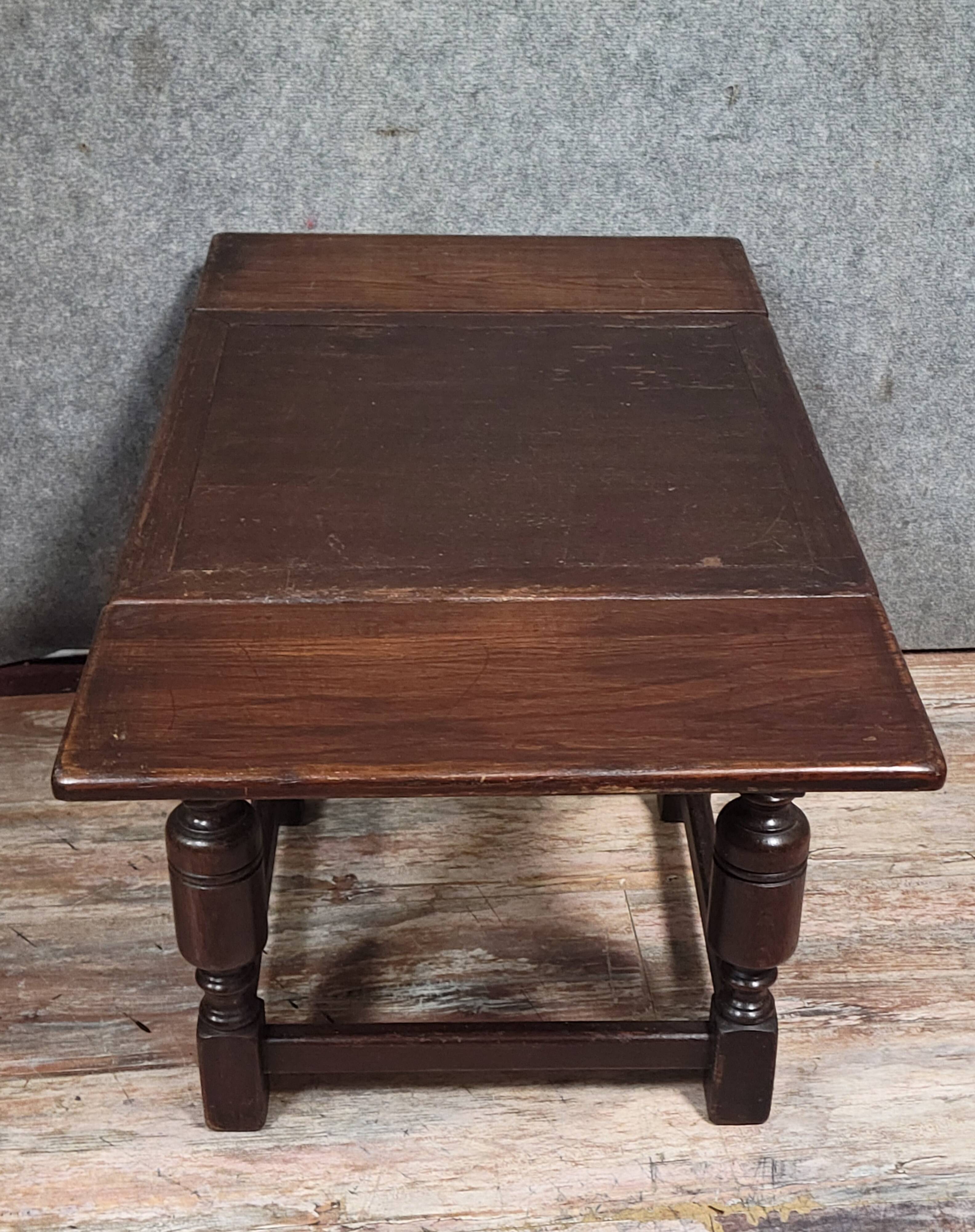 Table basse à rabats style Renaissance en chêne massif