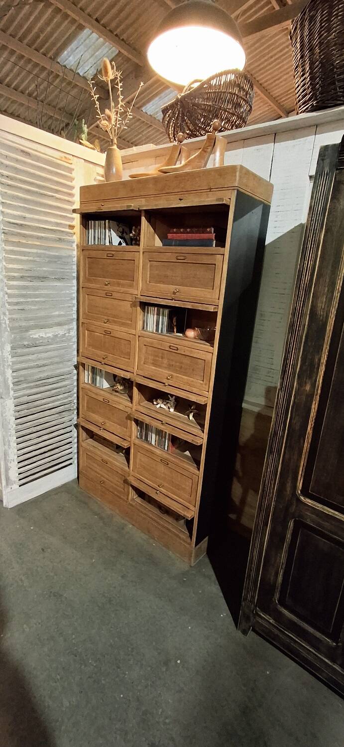 Trade cabinet with flaps