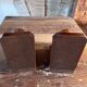 Paire de serre-livres en bois sculpté