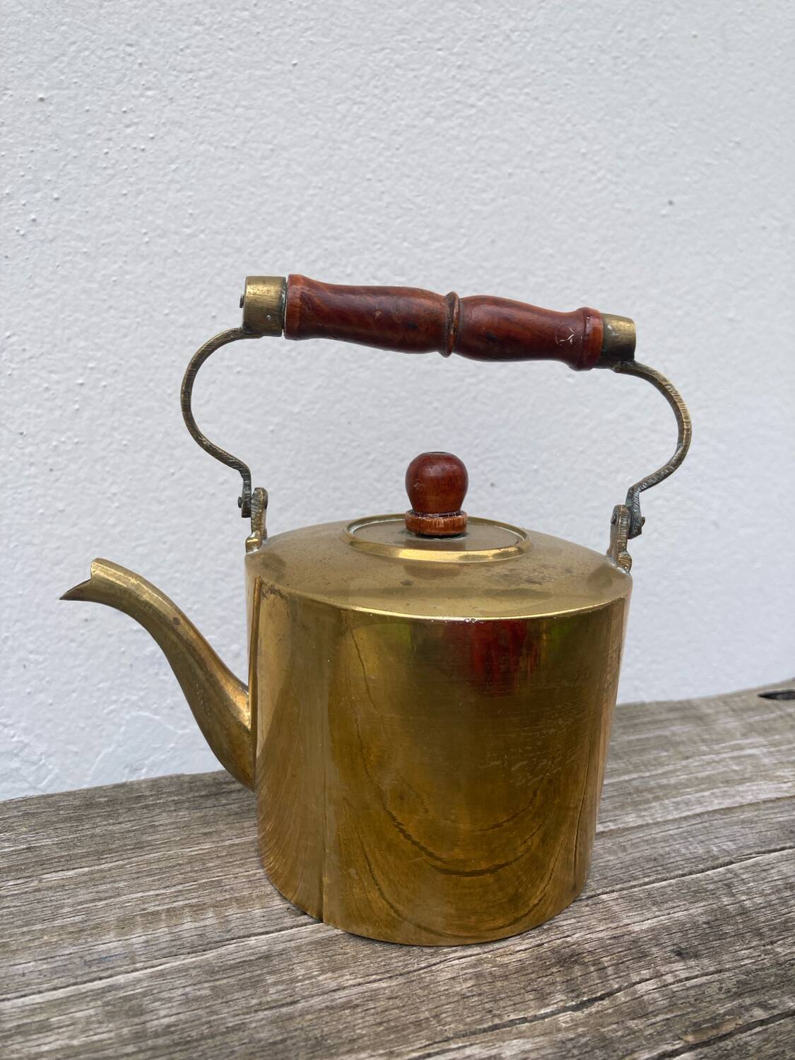 Théière en laiton dorée et bois