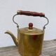 Théière en laiton dorée et bois