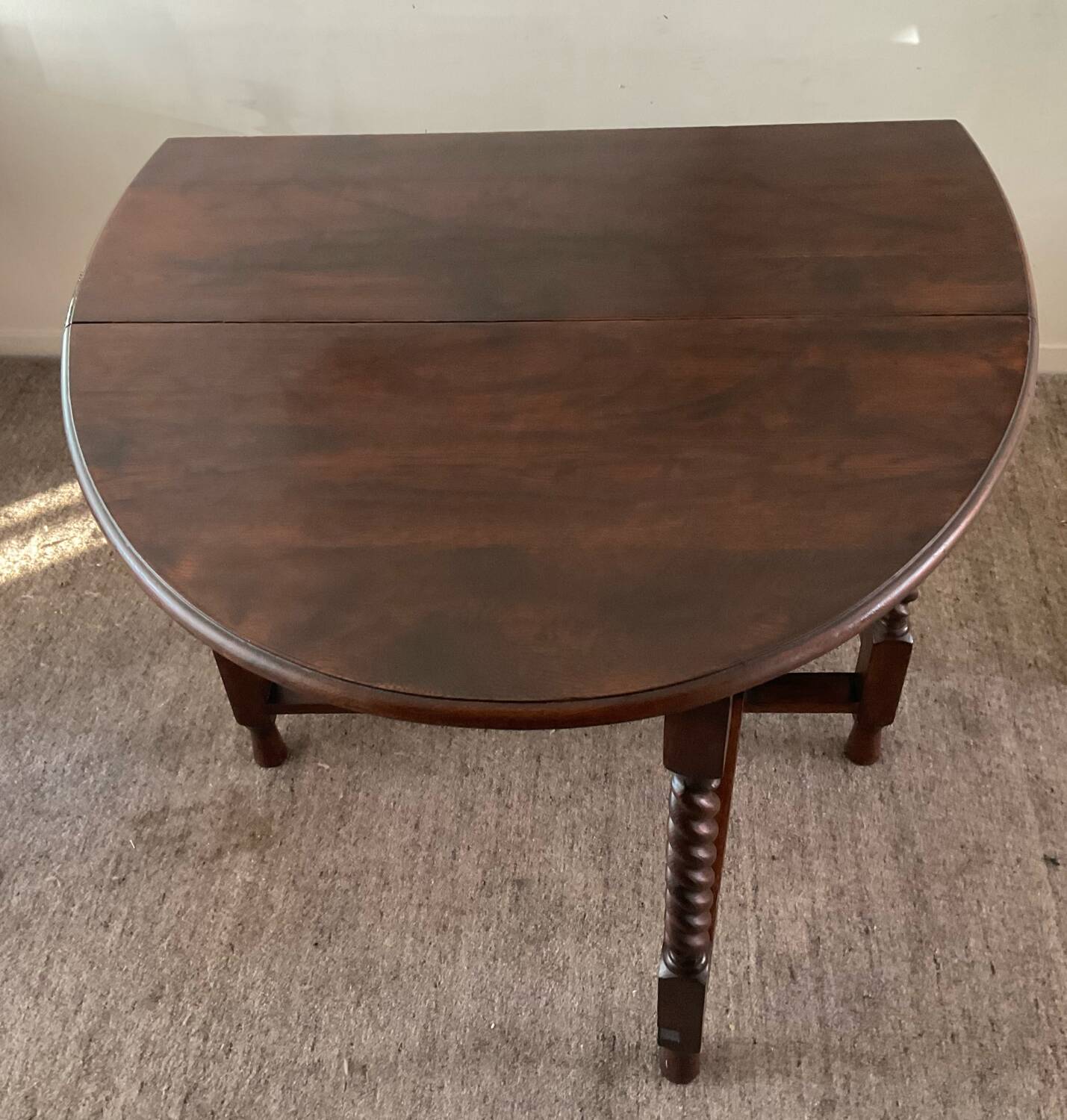 Ancienne table pliante anglaise en bois et pieds tournés 
