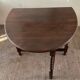 Ancienne table pliante anglaise en bois et pieds tournés 