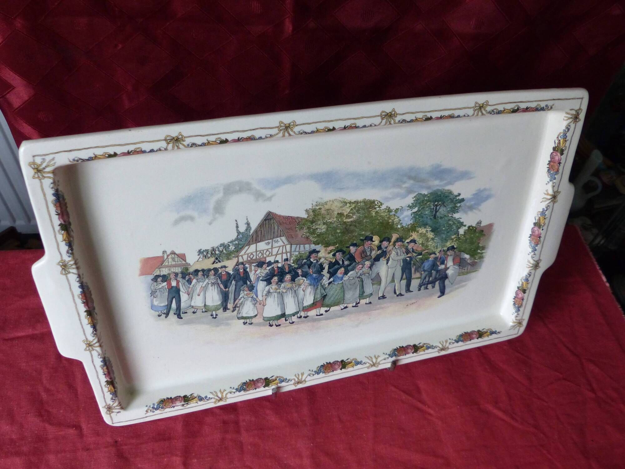 Plat en faience, décors  henri. Loux, Obernai, Sarreguemines.