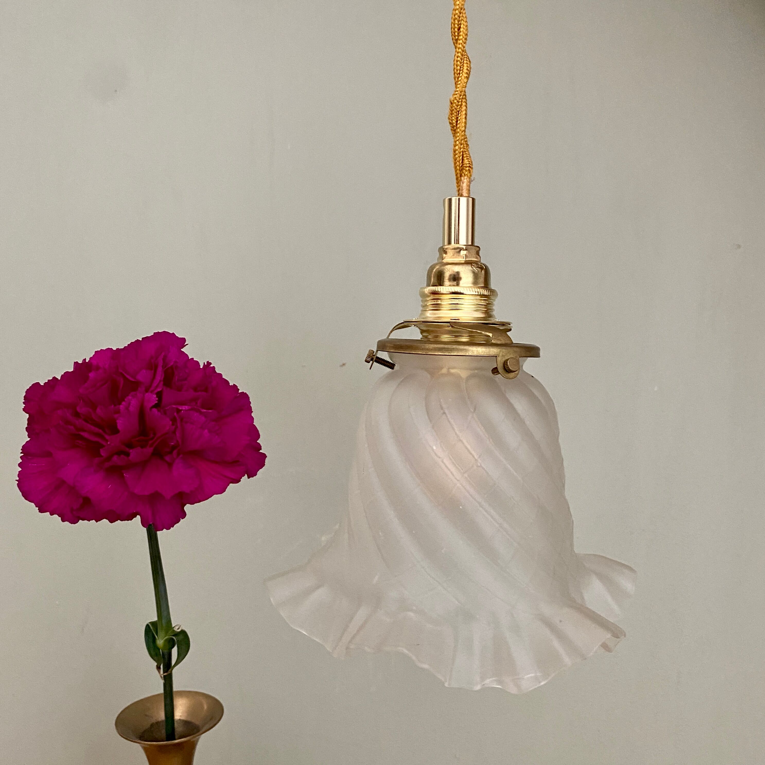 Vintage frosted glass tulip ride