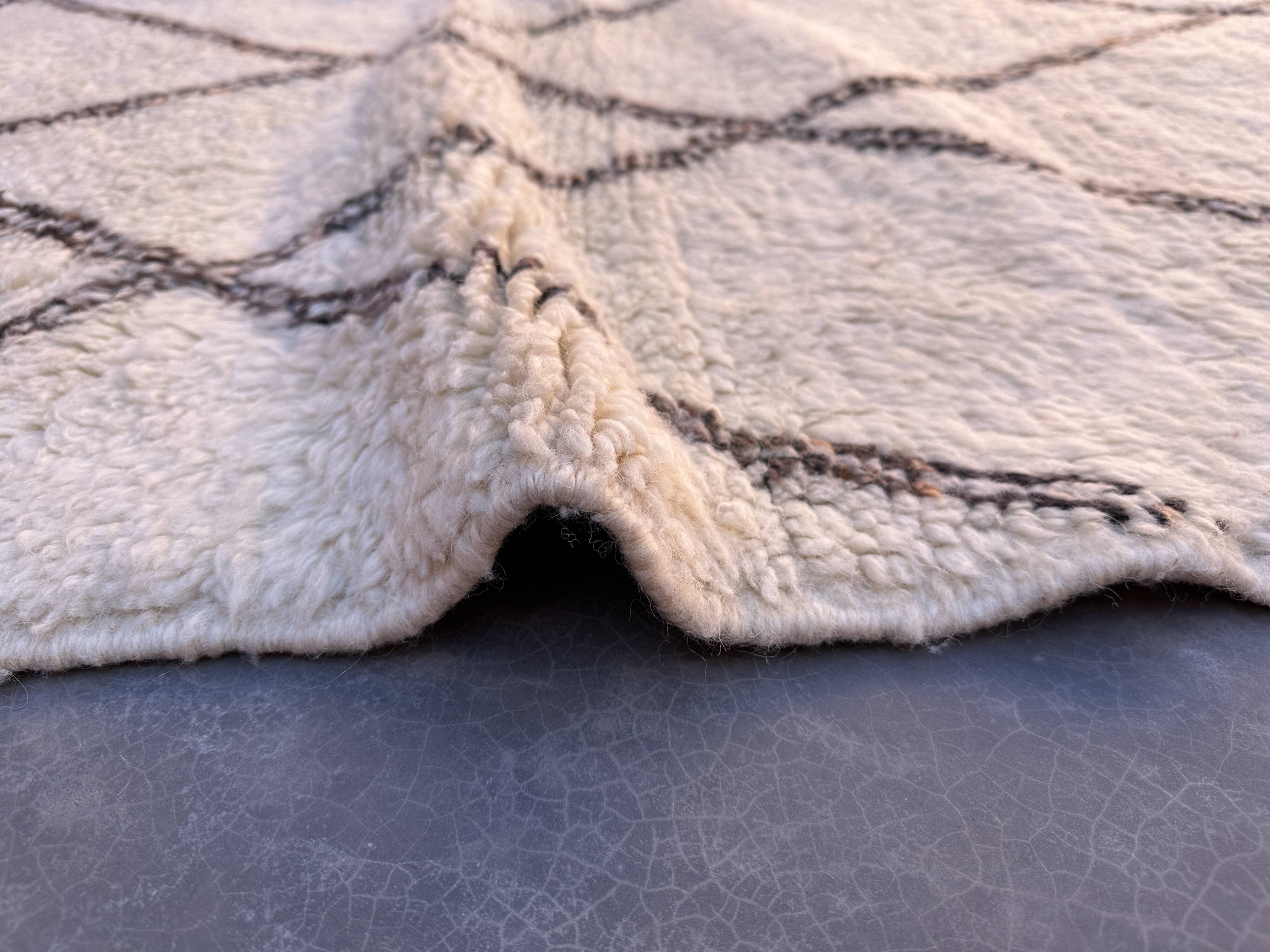 White Beni M'Rirt Moroccan Rug - 168 x 223 cm