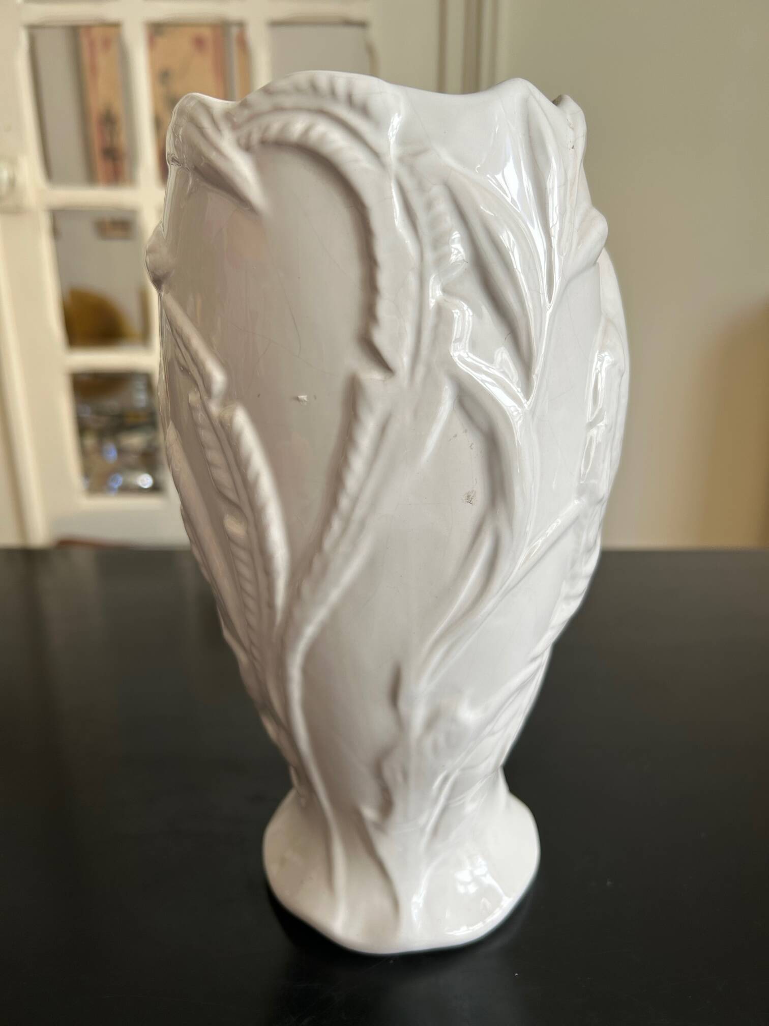 Vase with parrots
