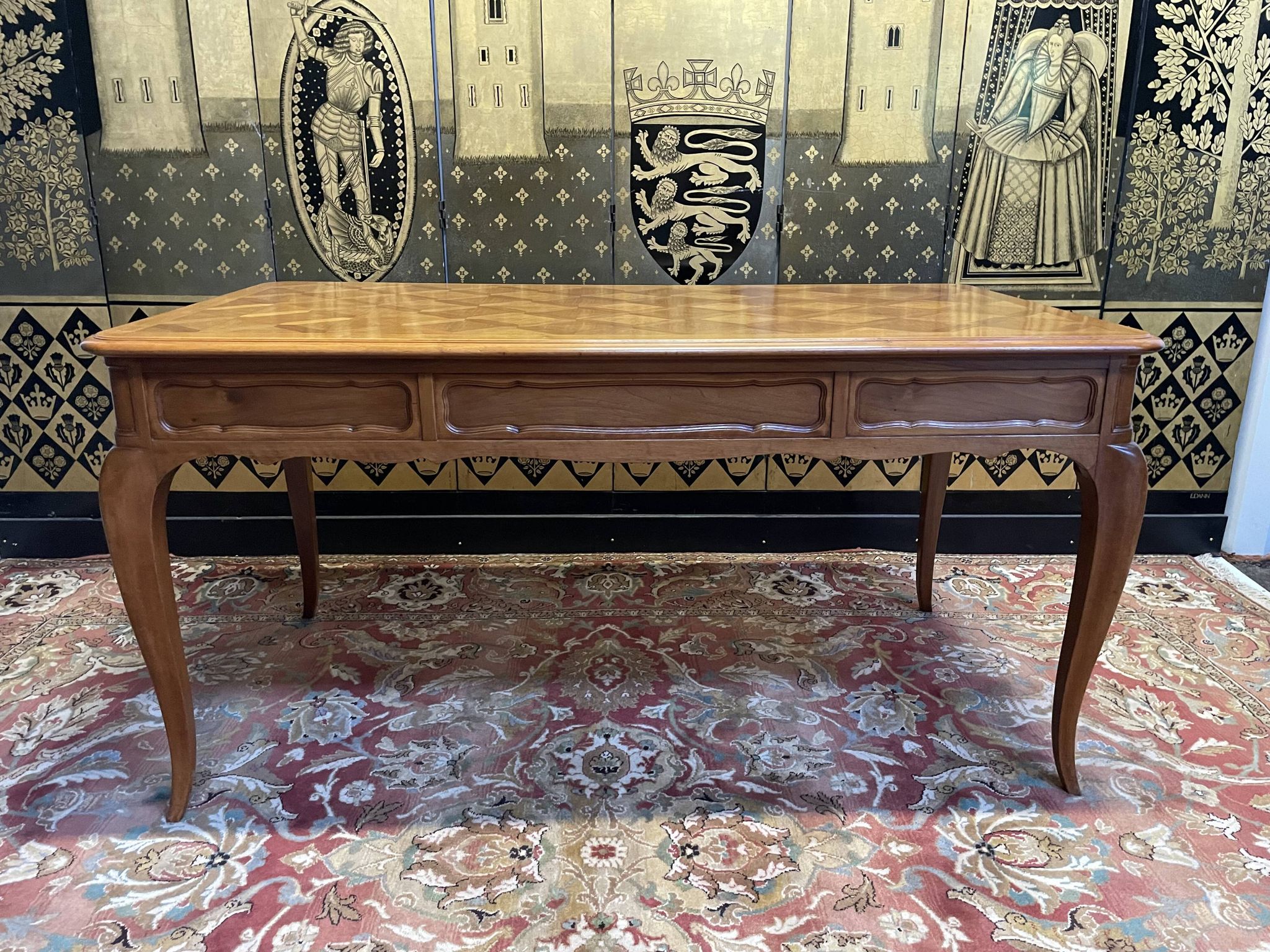 Bureau plat de style Louis XV en acajou blond