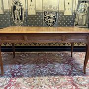 Bureau plat de style Louis XV en acajou blond