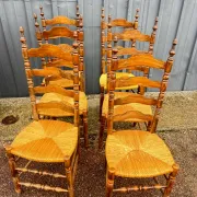 Série de six  chaises rustiques paillées
