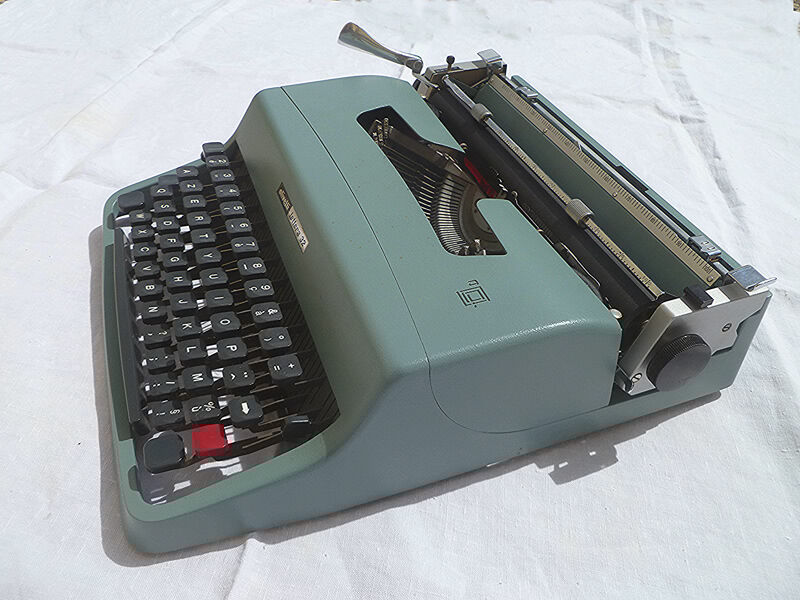 Typewriter by Olivetti Lettera 32