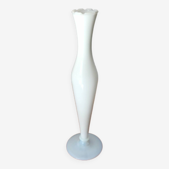 Vase en opaline blanc dentelé pieds blanc années 50-60