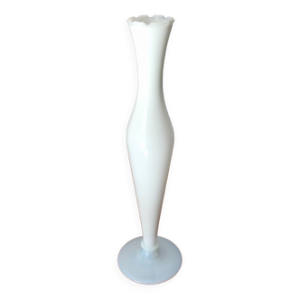 Vase en opaline blanc dentelé pieds blanc années 50-60